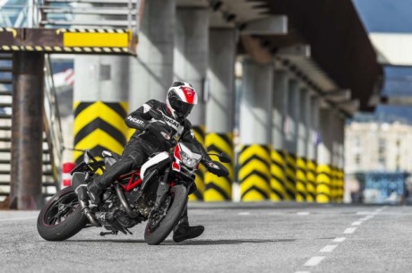 2013-Ducati-Hypermotard-action-photos-40-635x422