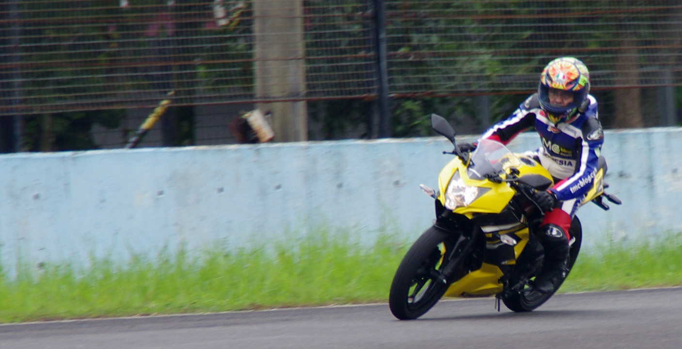 First Ride Impression 2014 Kawasaki Ninja RR Mono Oleh TMCBlogcom