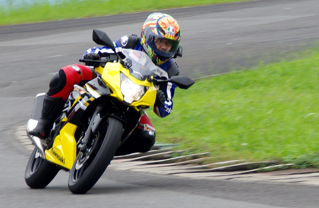 First Ride Impression 2014 Kawasaki Ninja RR Mono Oleh TMCBlogcom